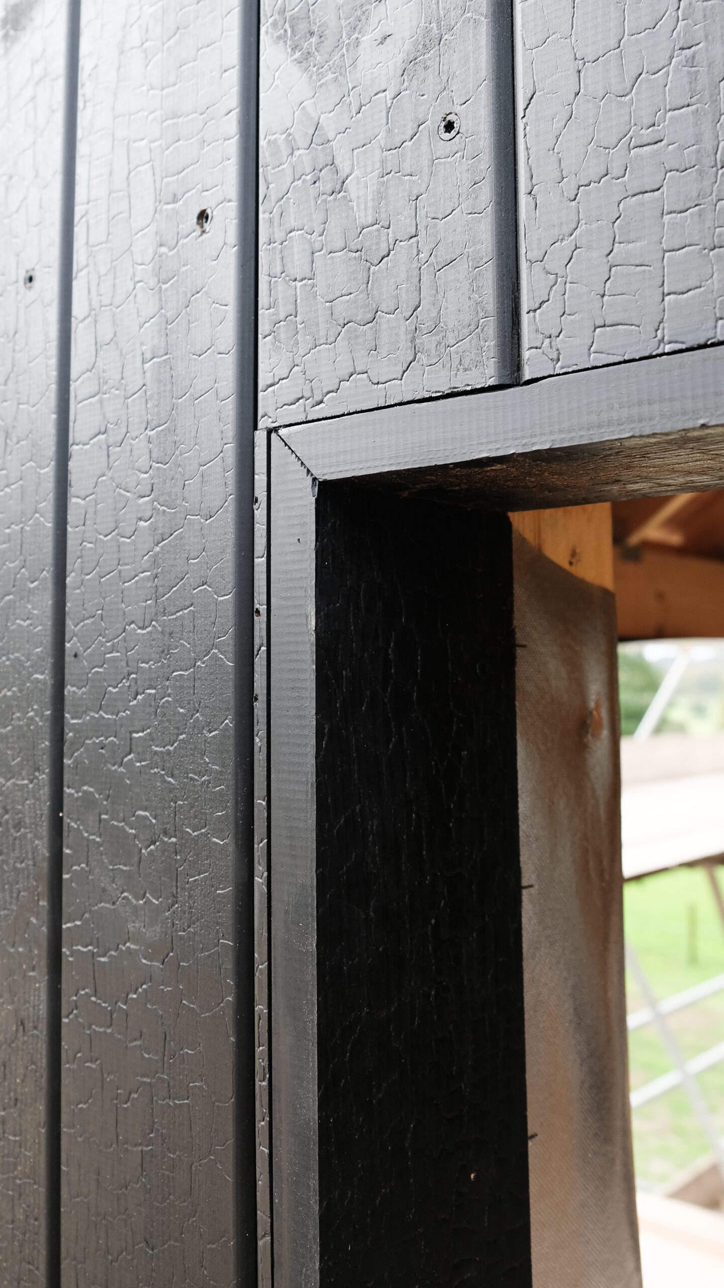black cladding detail in window reveal